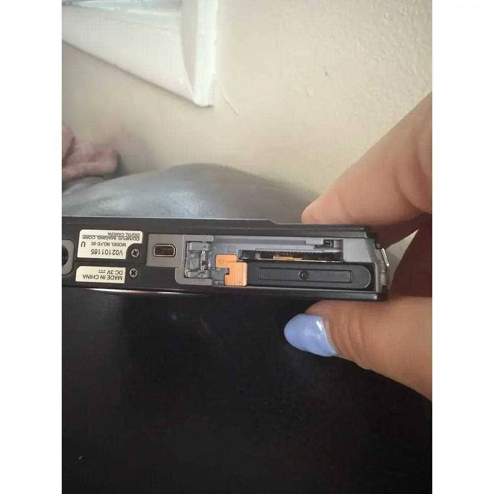 OLYMPUS FE-20 8.0 Megapixel Digital Camera, Powers On, FOR PARTS
